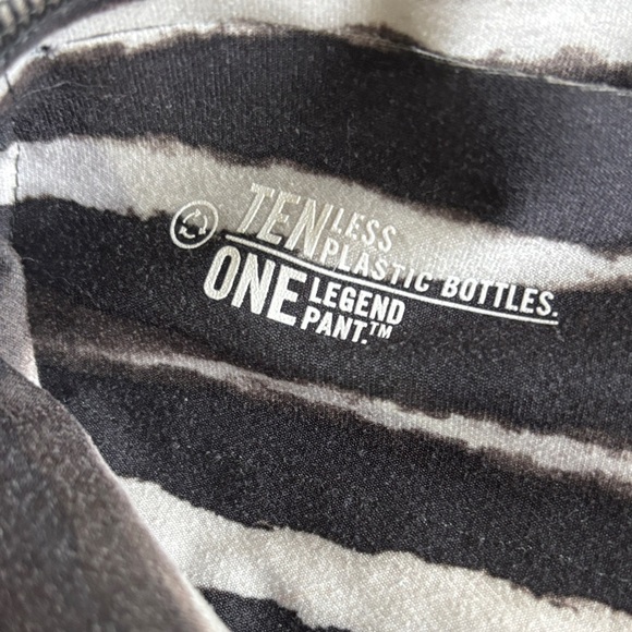 Chic Zebra Print Leggings - Picture 3 of 4